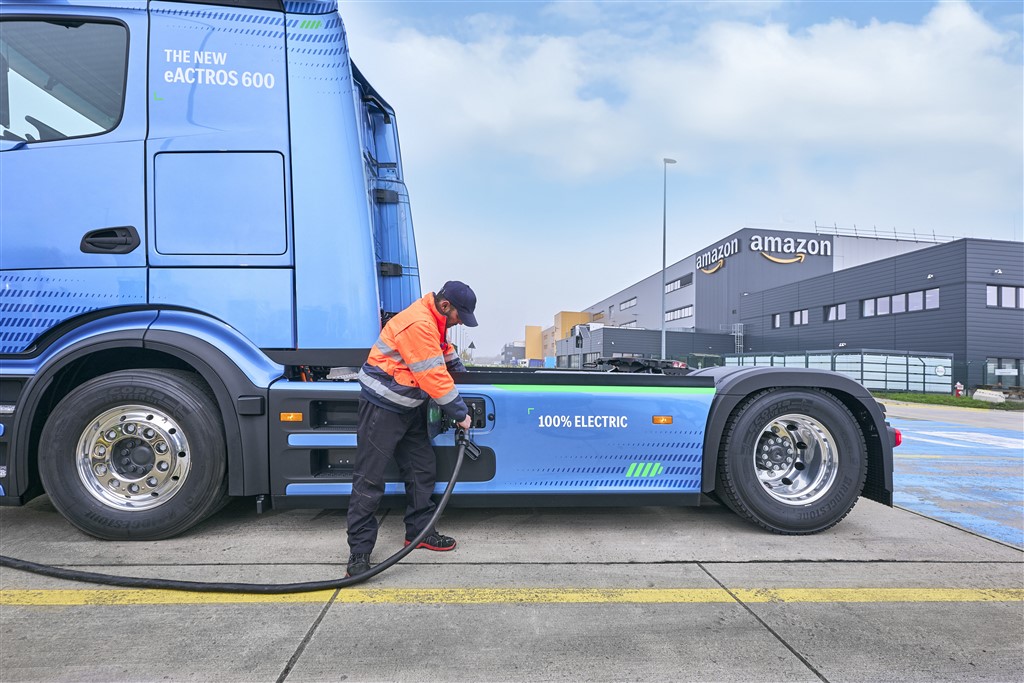 Amazon, şimdiye kadarki en büyük elektrikli ağır kamyon siparişini verdi