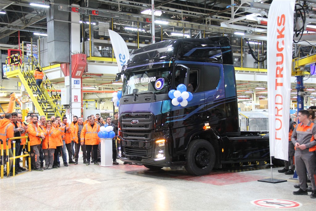 Ford Trucks 300 Bininci Kamyonunu Hattan İndirdi